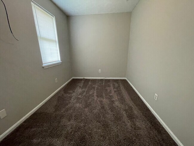 Building Photo - 2BD/1BA Single Family Home