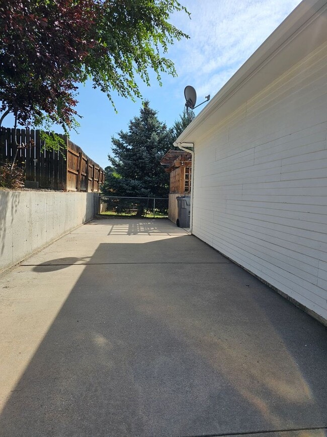 Building Photo - 5503 Bluff Pl