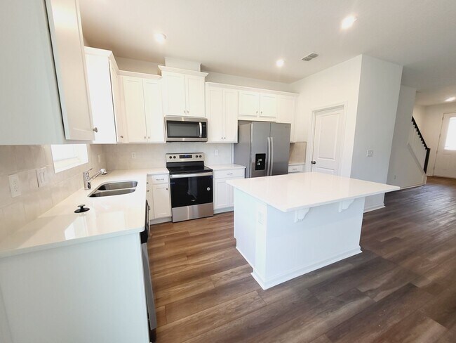 Foto del edificio - 3 Bedroom 2.5 Bathroom Townhome For Rent with 1 car garage in Kissimmee - NEAR DISNEY!
