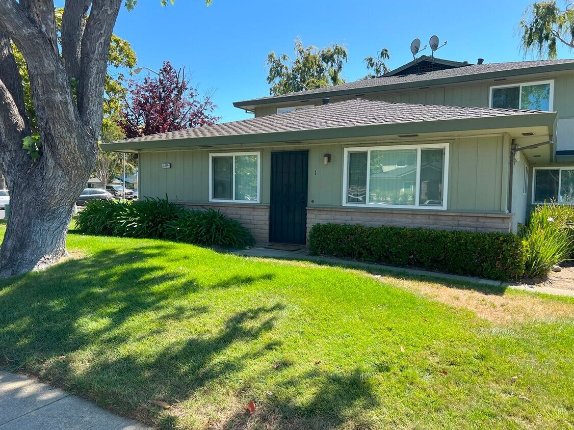 Primary Photo - DESIREABLE UNION CITY NEIGHBORHOOD BEAUTIF...