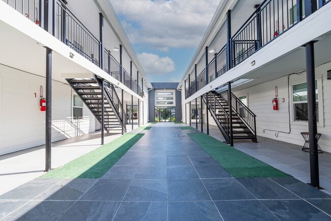 Building Photo - 912 Church St