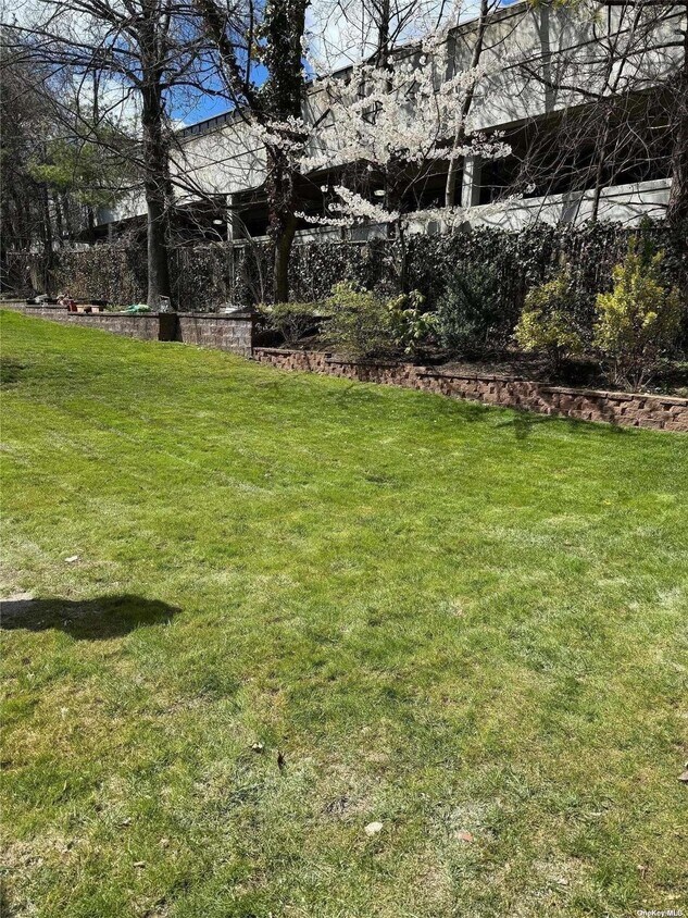 Building Photo - 7 Cherry Brook Pl N