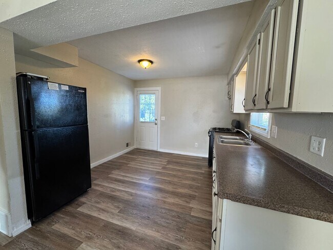 Foto del edificio - Beautiful 3 Bedroom, 1.5 Bath Townhome wit...