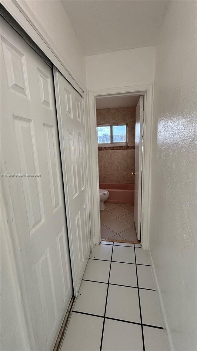 Building Photo - 2 bedroom in Hallandale FL 33009