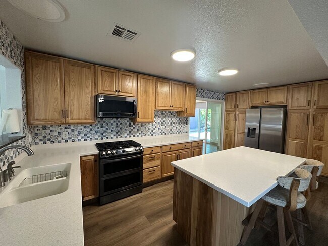 Foto del edificio - SW Visalia Home coming soon with pool!