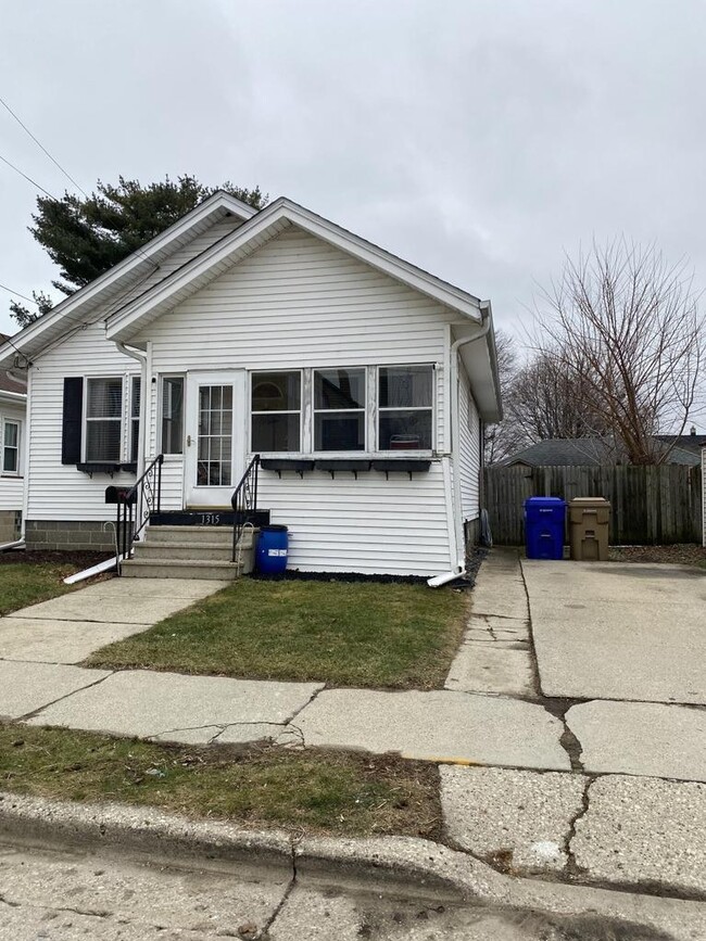 Building Photo - 1315 74th St