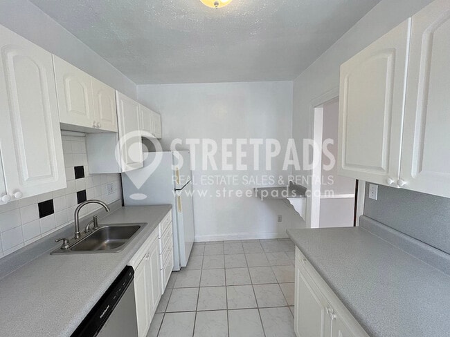 Building Photo - 1139 Beacon St