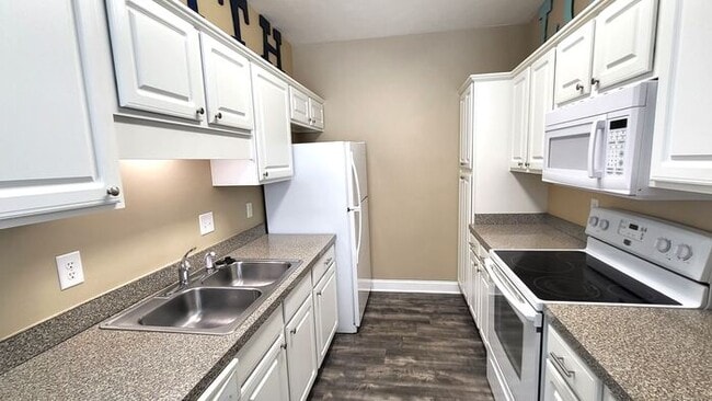 Building Photo - Beautiful Three Bedroom Condo available fo...