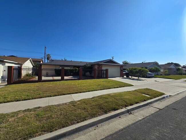 Building Photo - 4 Bedroom 2 Bath Home