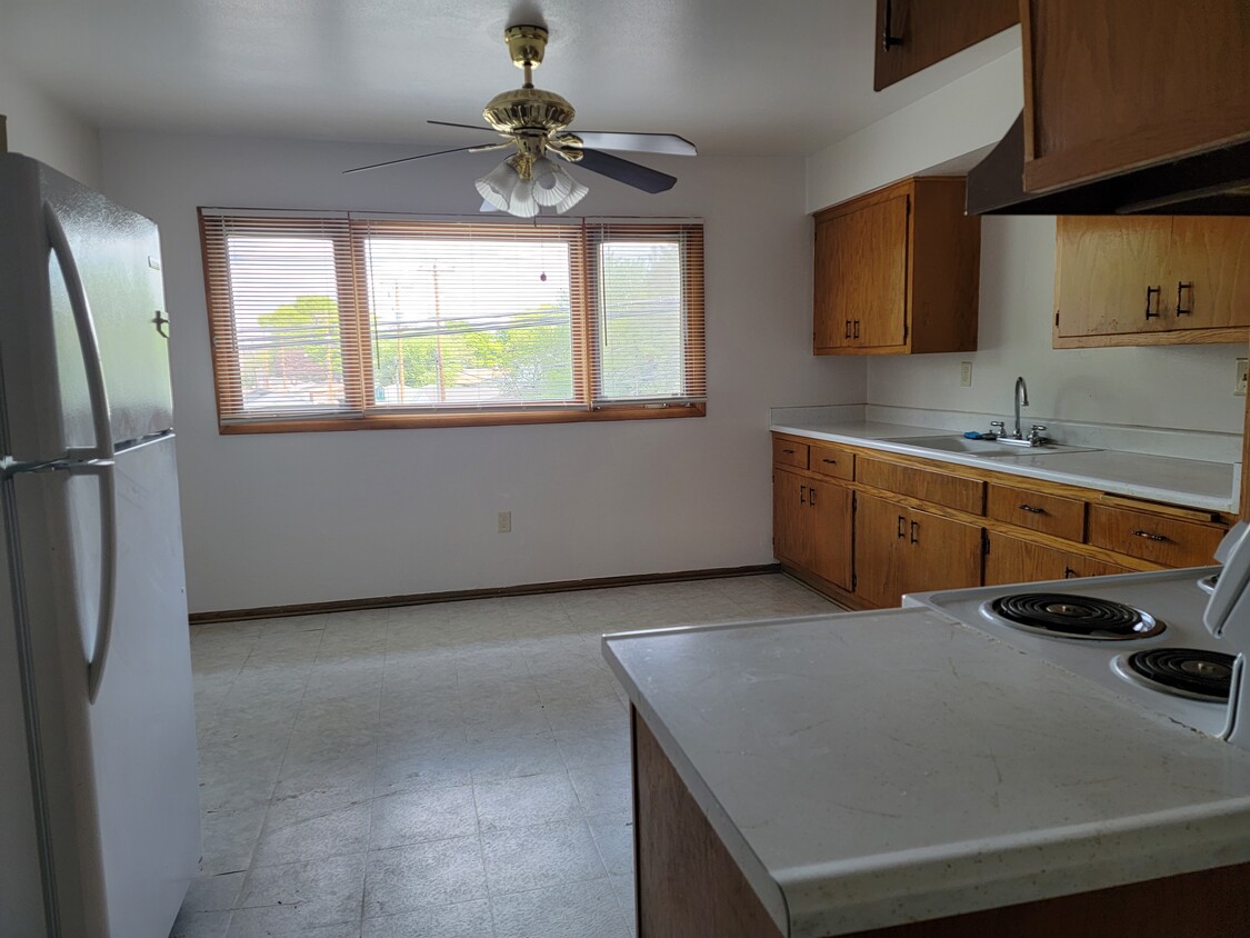 large eat-in kitchen - 9626 W Silver Spring Dr