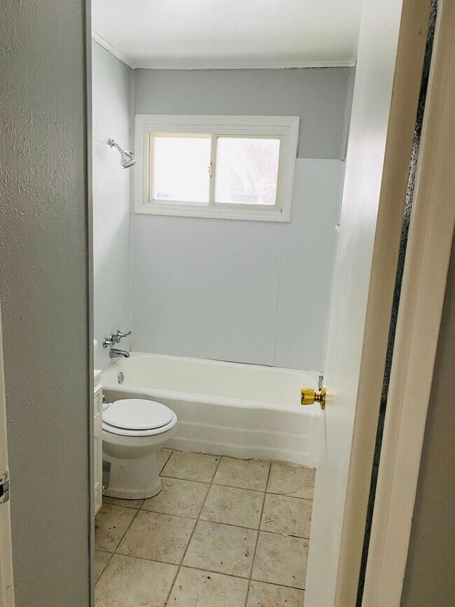 Building Photo - 3 br, 1 bath House - 3080 McClelland Ave