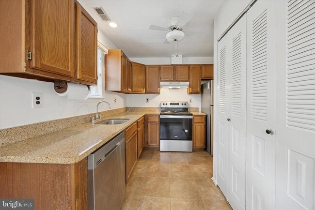 Building Photo - 188 S Hill Dr