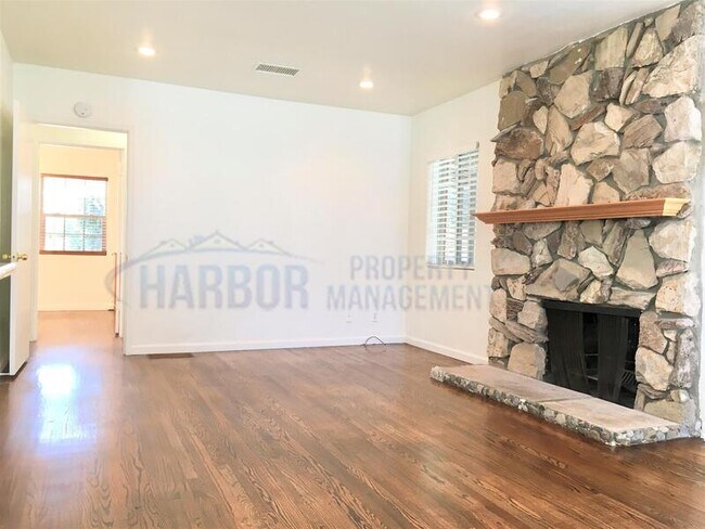 Building Photo - 1323 W Amar St