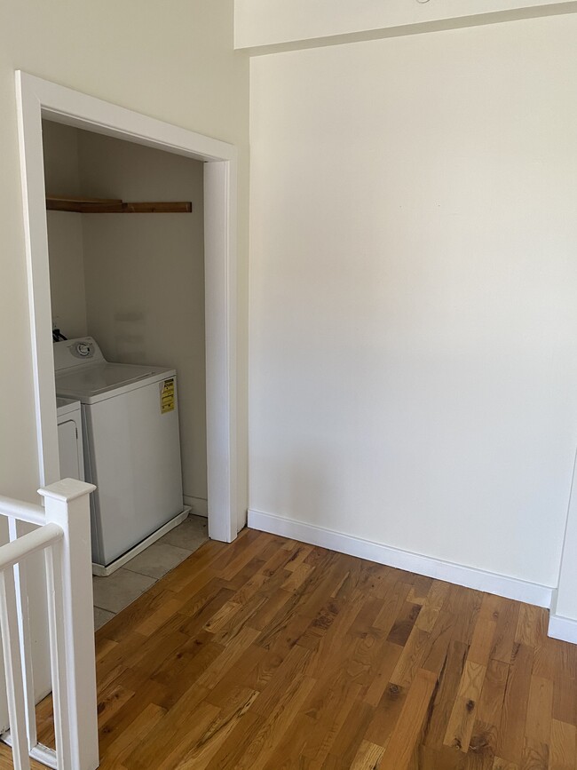 Laundry room - 2400 Carpenter St