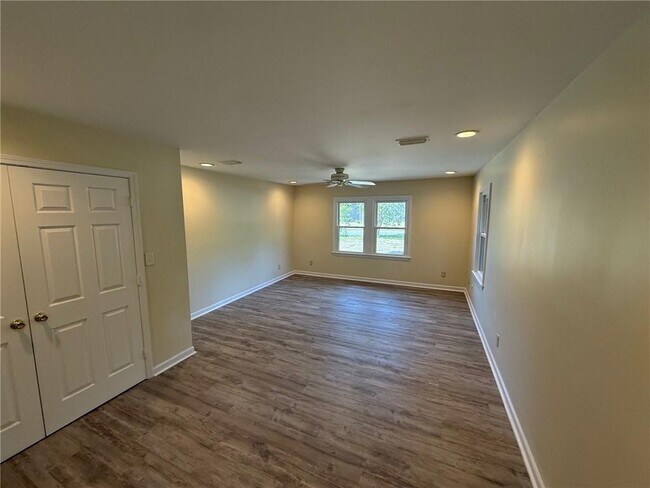 Building Photo - 5011 Highcrest Dr