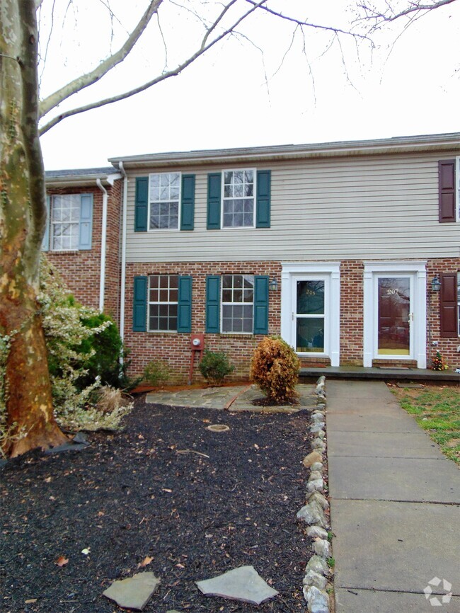 Building Photo - 205 Willowbrook Ct