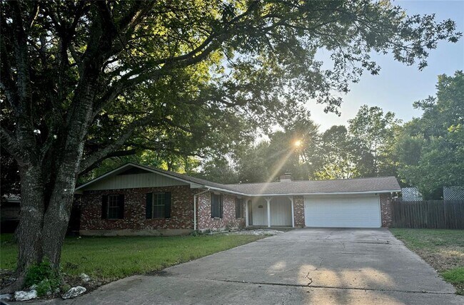 Foto del edificio - 5802 Oakclaire Dr