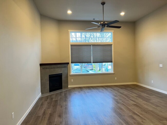 Building Photo - 3bed/2.5bath with Lofted Space at Harbor C...
