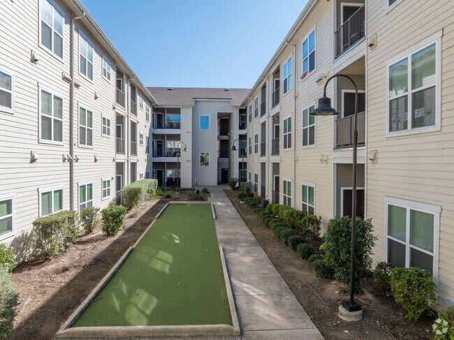 Patio - Urban Oaks