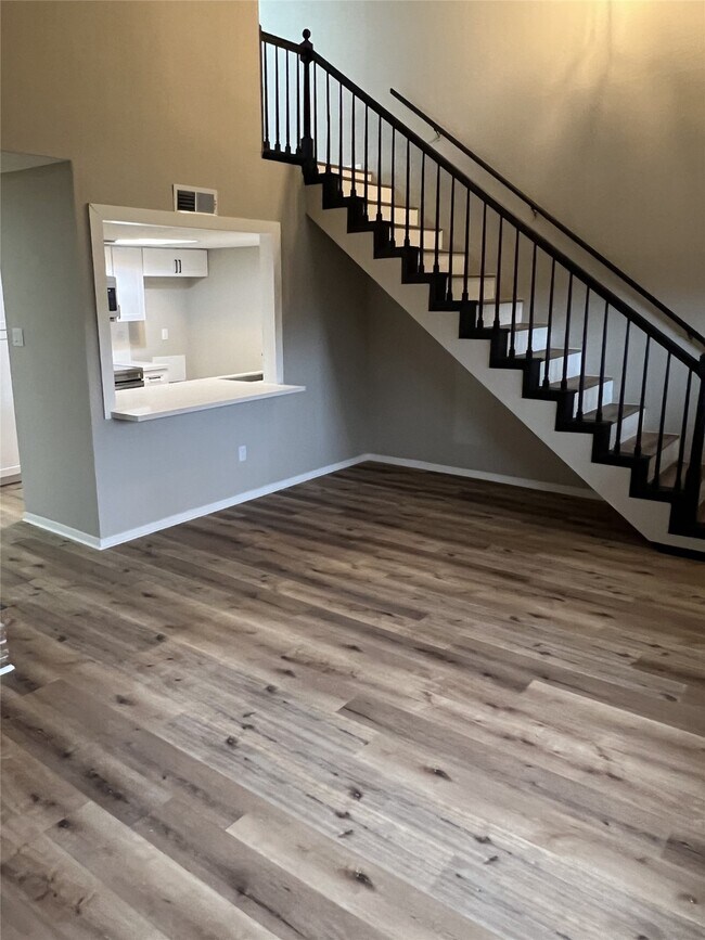 Building Photo - 1310 Town Cir