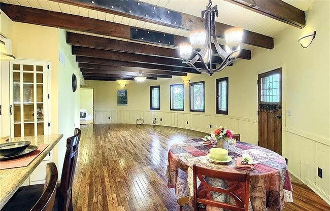 Foto del edificio - 496 N County Line Rd