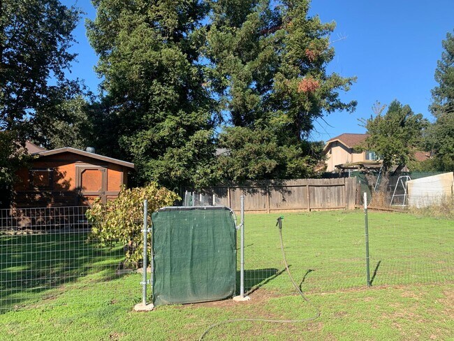 Foto del edificio - 3 bedroom 2 bath home with HUGE yard in Or...