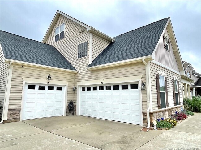 Foto del edificio - 82 Revolutionary Rd