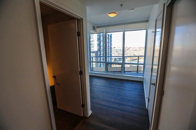 Building Photo - Beautiful 2 bed + Den/2 bath - Underground...