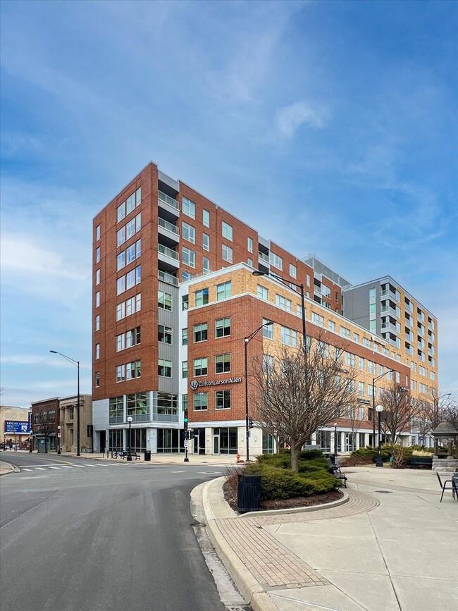 Foto del edificio - 3,400 SQFT CONDO IN DOWNTOWN CHAMPAIGN W/ ...
