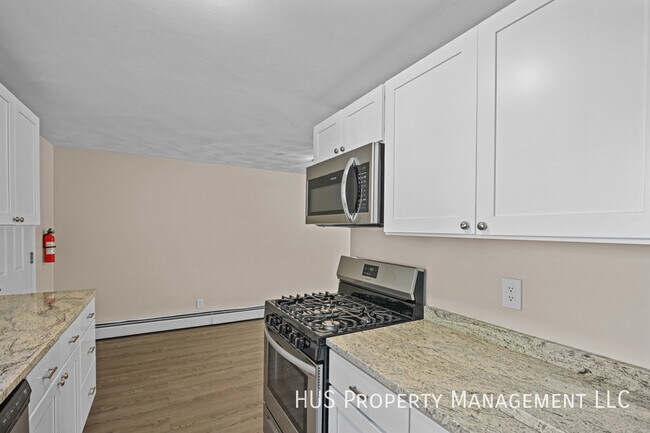 Building Photo - Newly Renovated Townhouse Style Unit