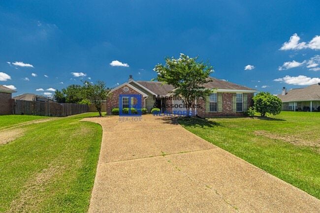Building Photo - 3 Bed/2 Bath Home in Pearl