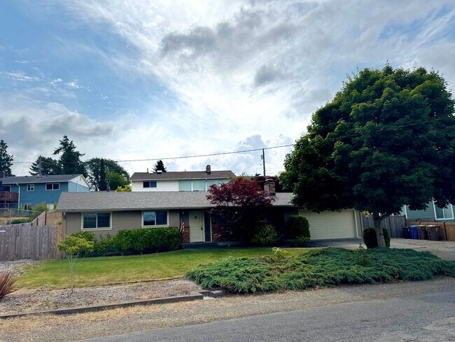 Foto del edificio - Stylishly Remodeled North Tacoma Gem with ...