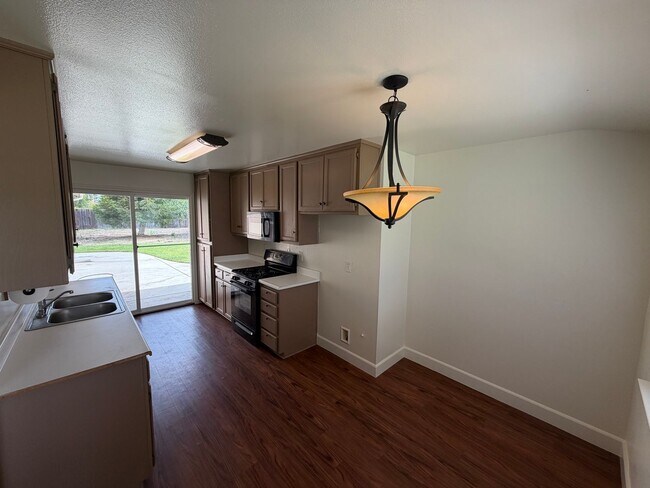 Building Photo - 465 Stansbury Dr