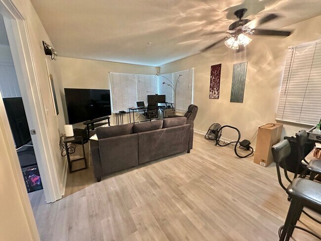 Building Photo - Great Location! Lower Queen Anne Condo