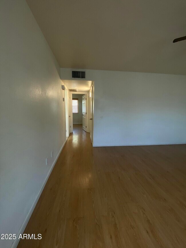 Foto del edificio - 310 W 8th Ave