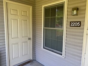 Building Photo - 2205 Brookhaven Dr