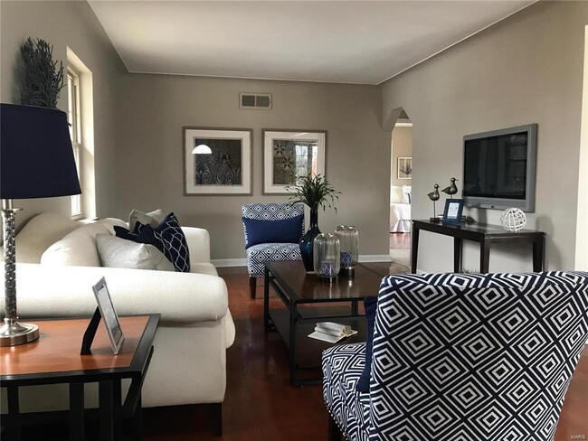 Building Photo - Updated Cottage with Garage & Privacy Fence