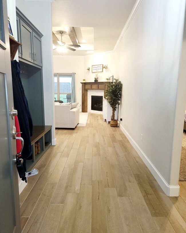 Foto del edificio - You Could Call This Beautiful 4-Bed, 2-Bat...