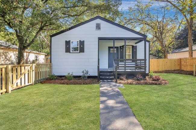 Building Photo - Beautifully renovated 3 bedroom, 2 bathroom home in the heart of North Charleston