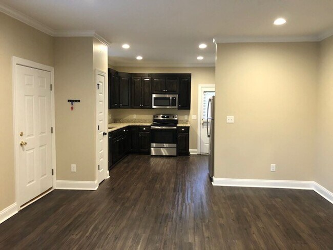 Foto del edificio - "Brand New Construction." Quiet location, charming, cozy 3 bedroom duplex