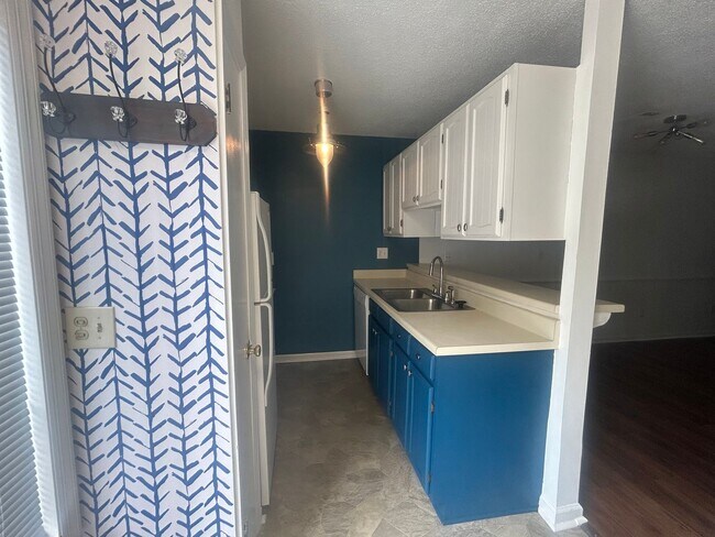 Building Photo - Forest Hills Racquet Club Townhome