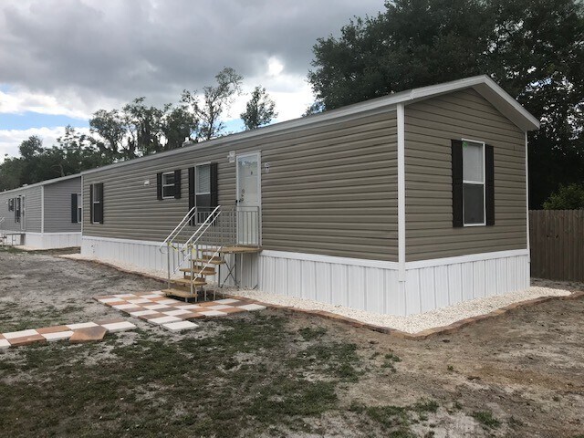 Foto del edificio - Two-bedroom Home with Water, Garbage, and Lawncare Included