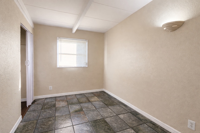 Building Photo - Refreshed and Beautiful 3/1 Move In Ready NOW!