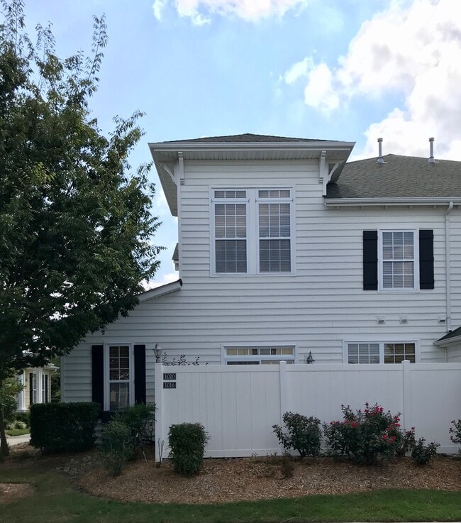 Building Photo - Beautiful townhouse style condo in Ridgely Manor - App Pending!