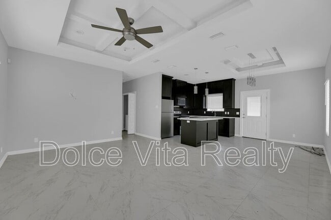 Building Photo - 1012 E la Cantera Ave