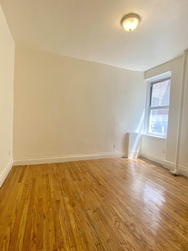 Building Photo - 140 W 71st St
