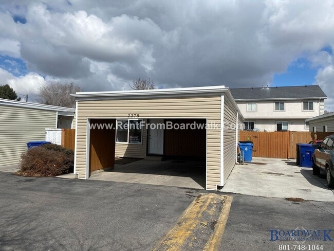 Foto del edificio - Updated 3 Bedroom Home With Fully Fenced Y...
