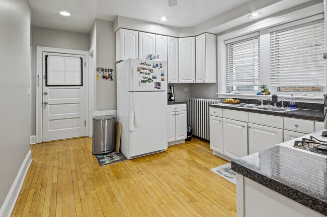 Building Photo - 5914 N Artesian Ave