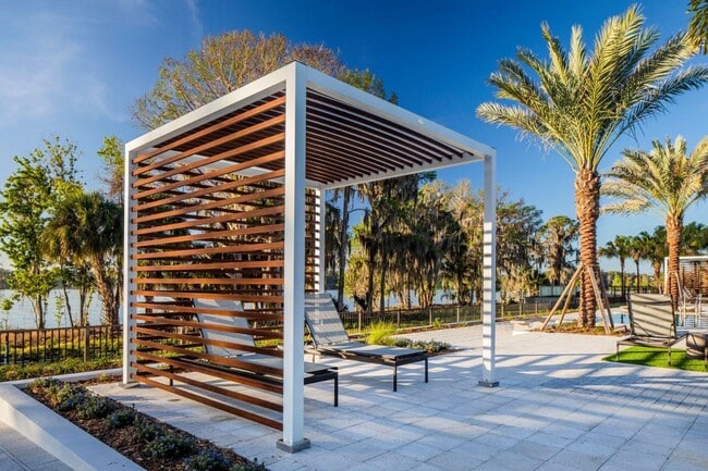 Building Photo - The Shores at Lake Howell