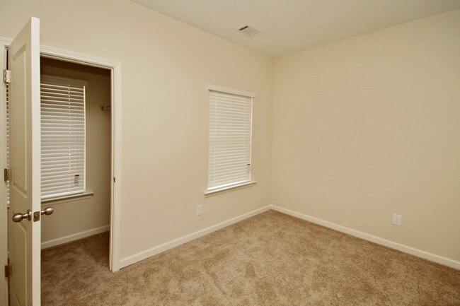 Foto del edificio - 4325 Ewing Farm Ct